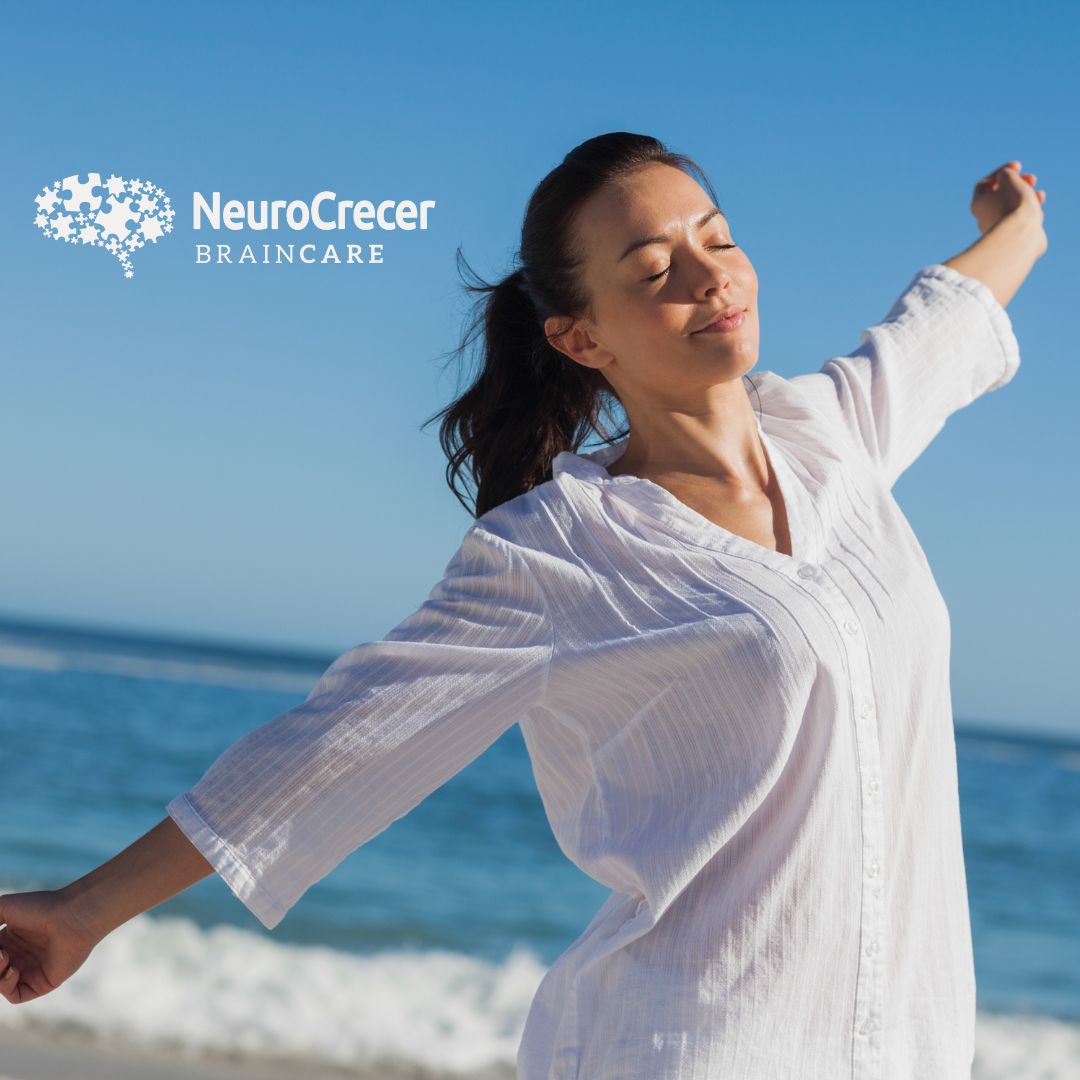 Persona recibiendo tratamiento de Estimulación Magnética Transcraneal (TMS) en clínica Neurocrecer Braincare en Panamá