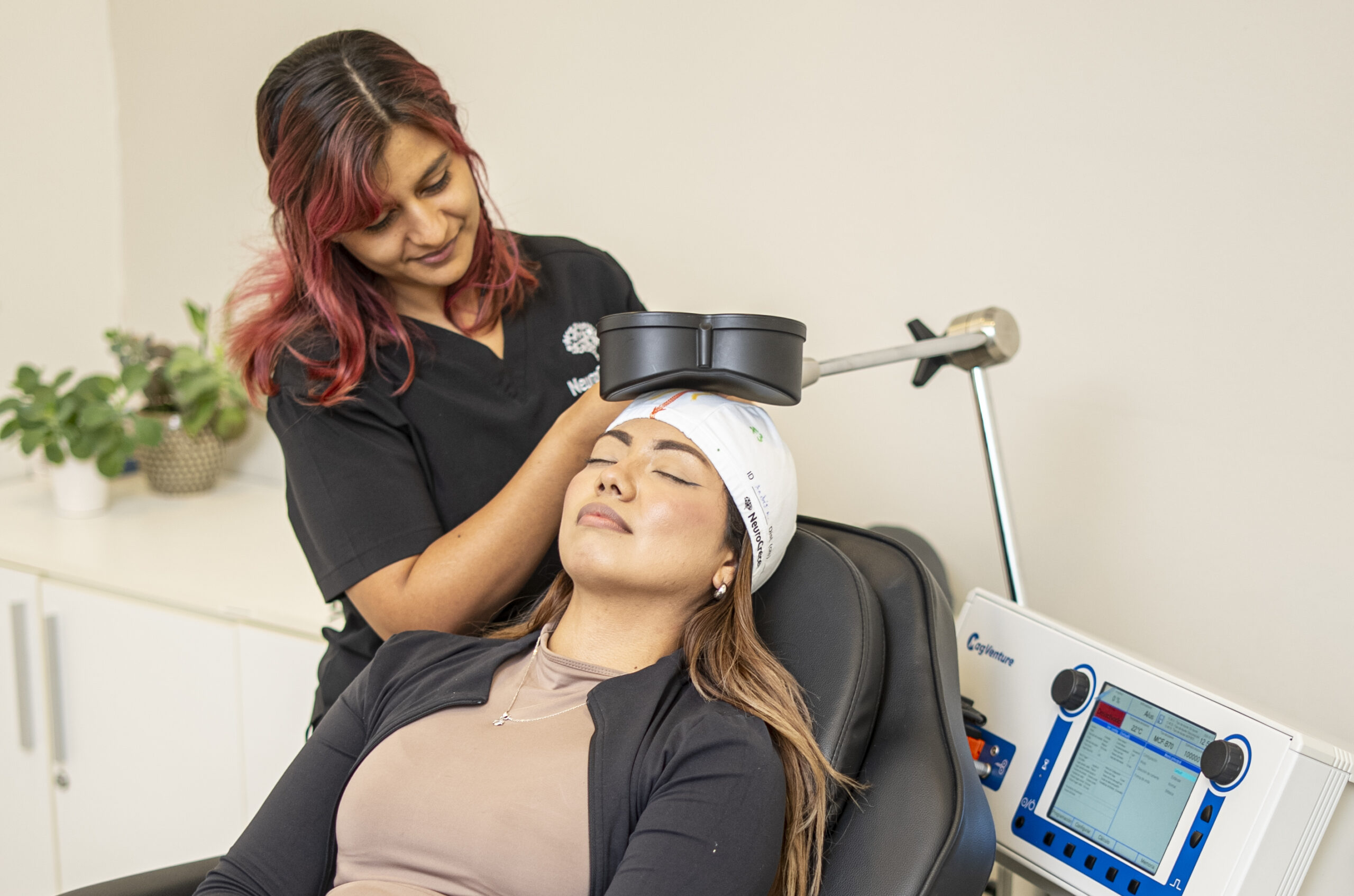 DSC07212 TMS para adolescentes en Panamá — paciente joven durante una sesión de estimulación magnética transcraneal con equipo MagVenture aprobado por la FDA en Neurocrecer Braincare