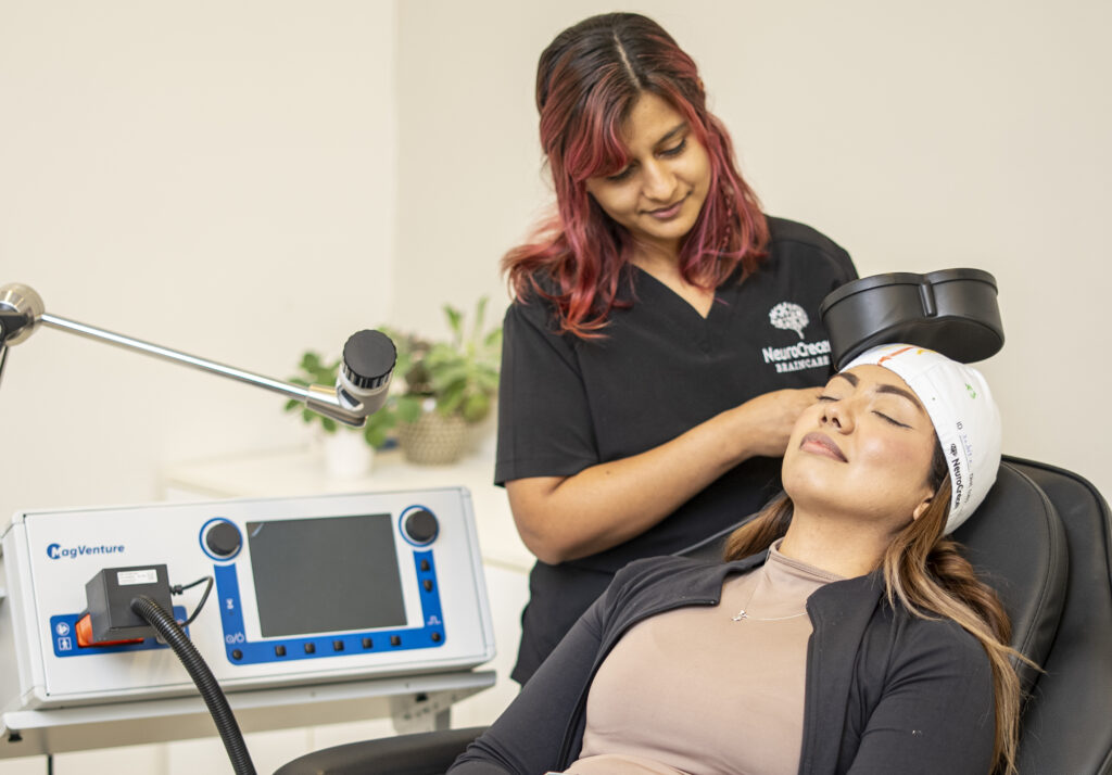 TMS para la ansiedad en Panamá: sesión de Estimulación Magnética Transcraneal en Neurocrecer Braincare