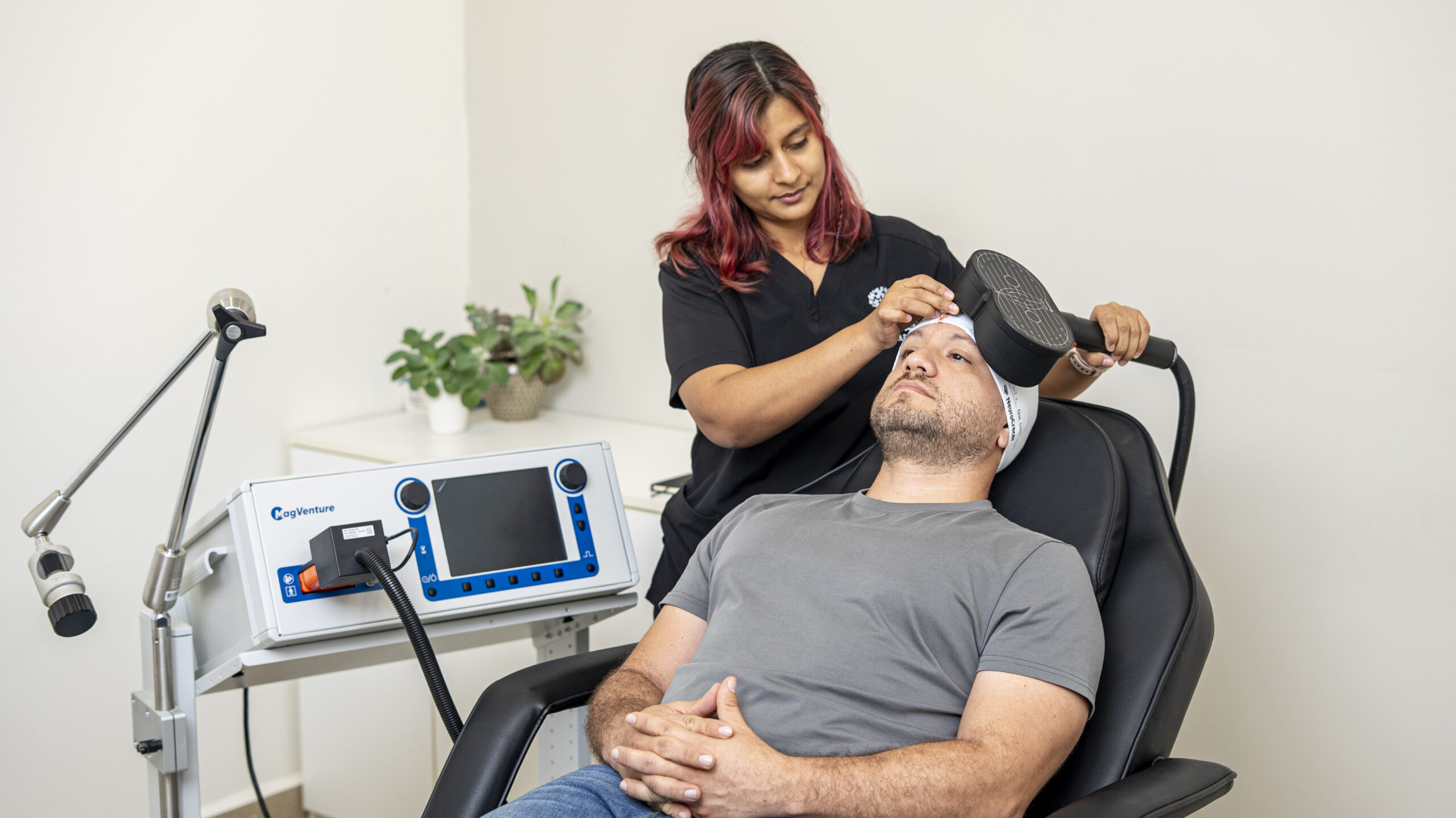 TMS vs antidepresivos en Panamá — sesión de estimulación magnética transcraneal con equipo MagVenture en Neurocrecer Braincare