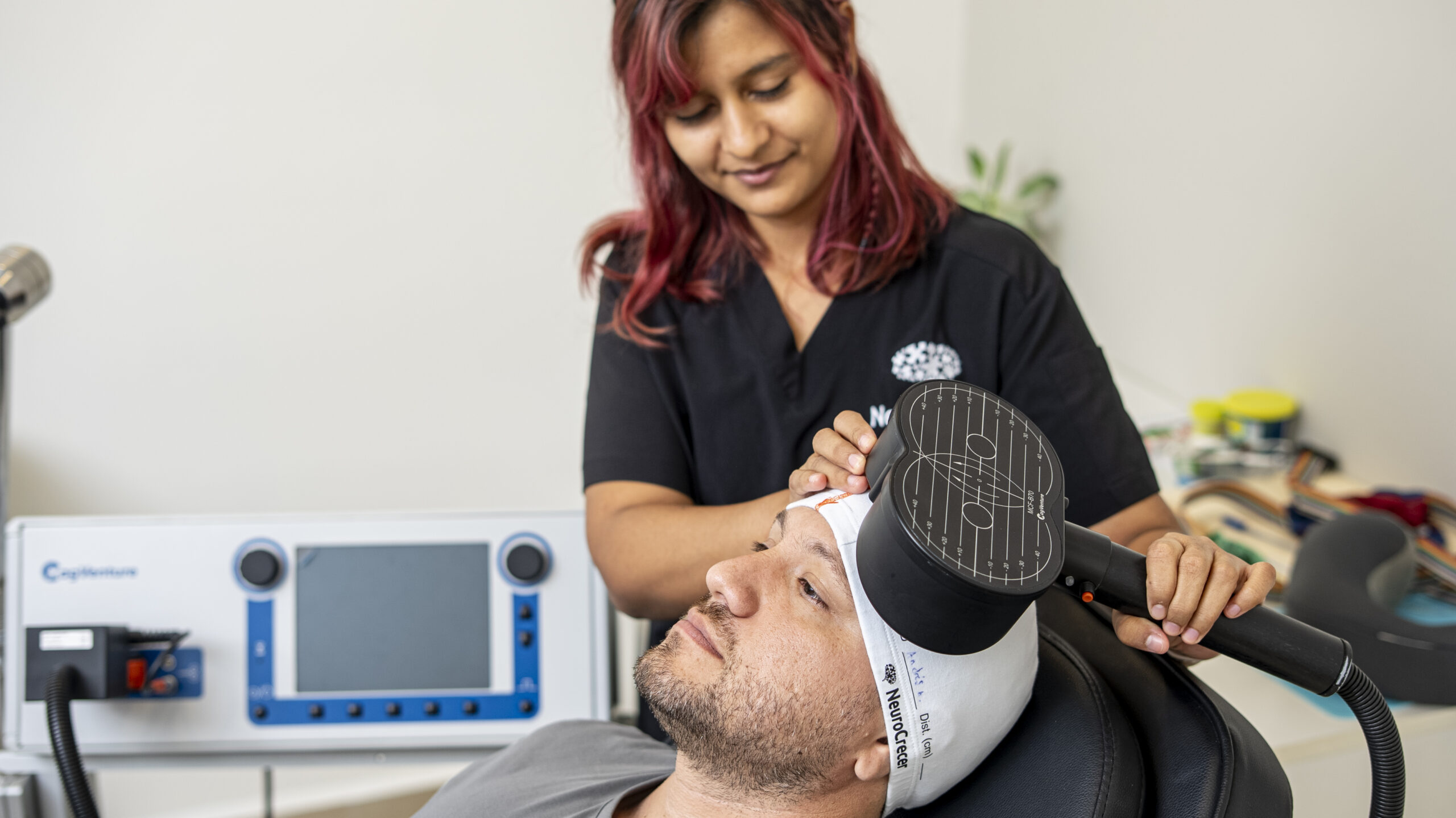 Insomnio crónico en Panamá — profesional de Neurocrecer Braincare durante una sesión de TMS con equipo MagVenture
