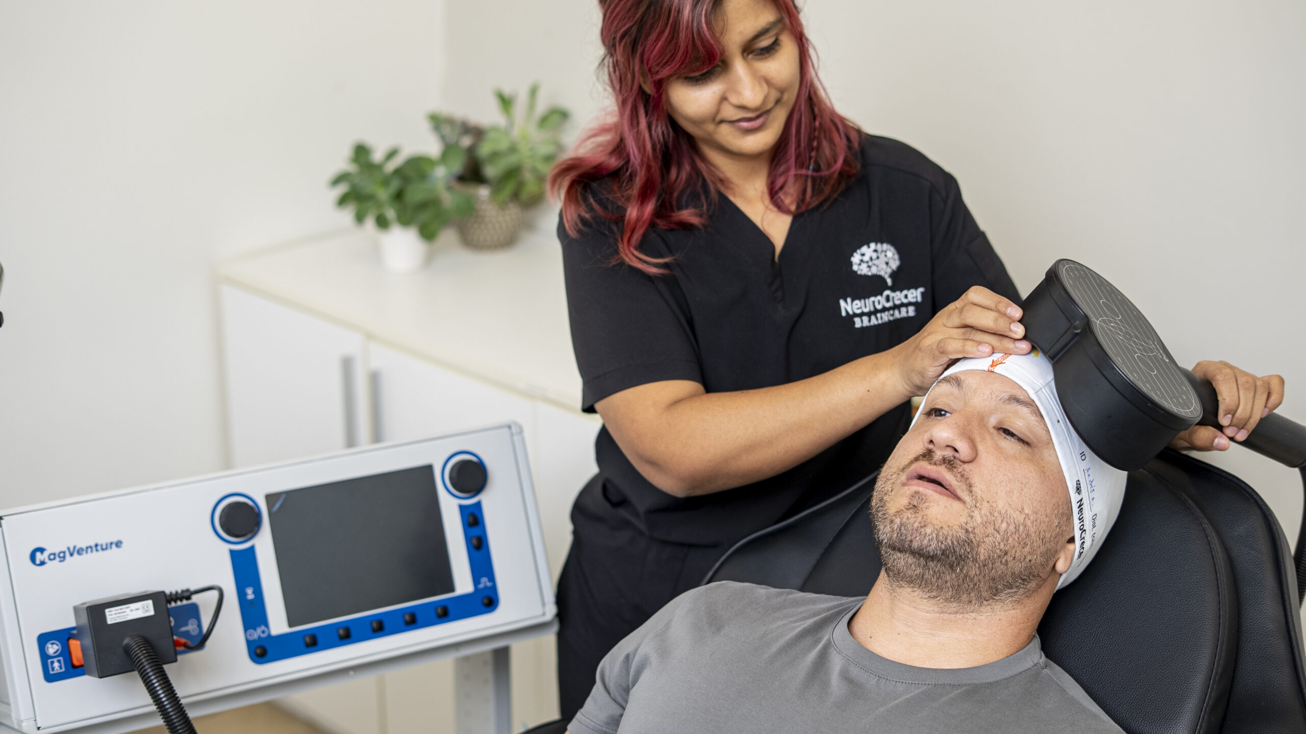 TMS para el TOC en Panamá — sesión de estimulación magnética transcraneal con equipo MagVenture aprobado por la FDA en Neurocrecer Braincare