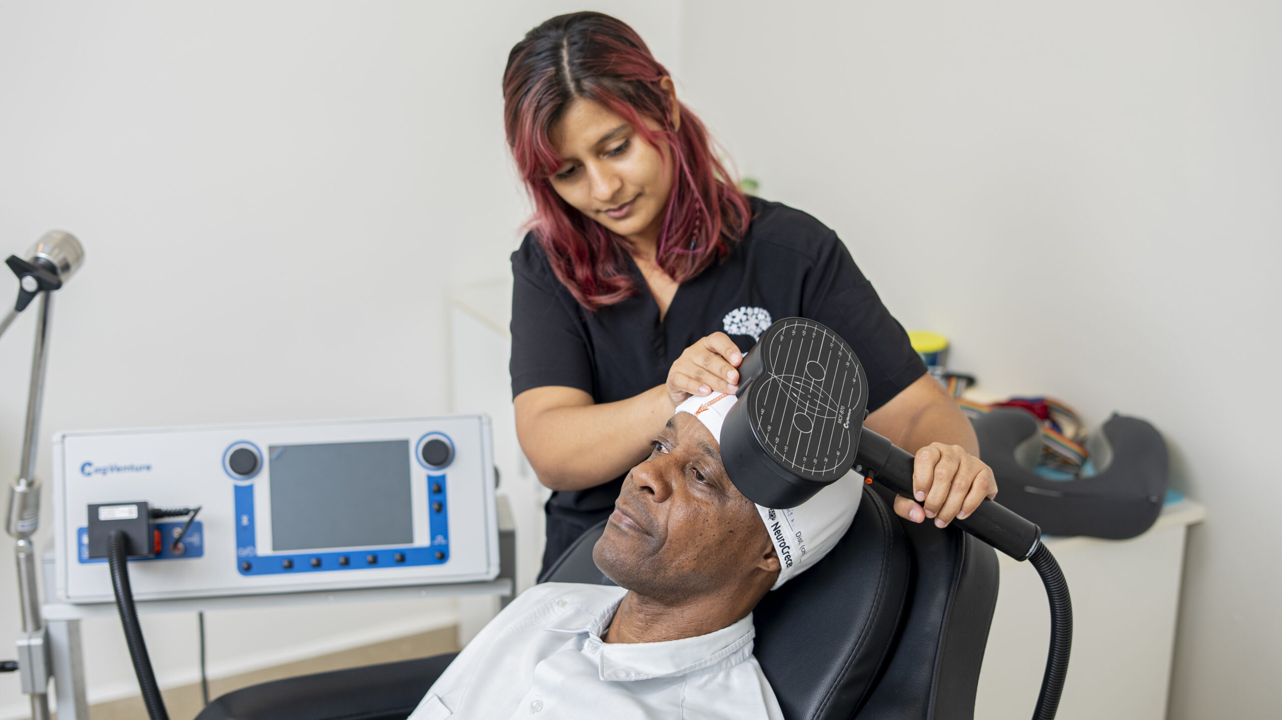 TMS para la depresión posparto en Panamá — sesión de estimulación magnética transcraneal con equipo MagVenture en Neurocrecer Braincare