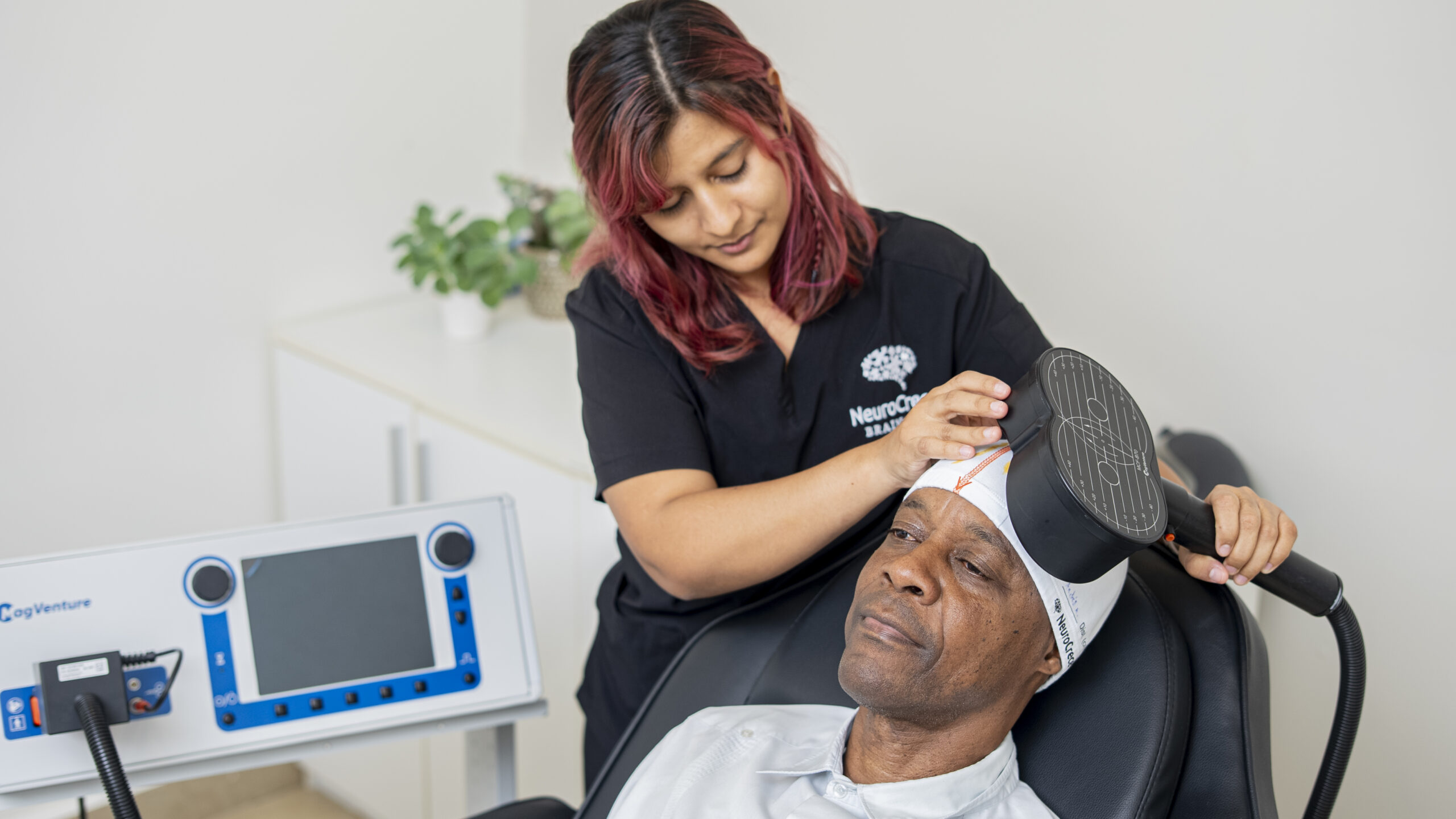 Depresión bipolar en Panamá: sesión de estimulación magnética transcraneal (TMS) con equipo MagVenture en Neurocrecer Braincare