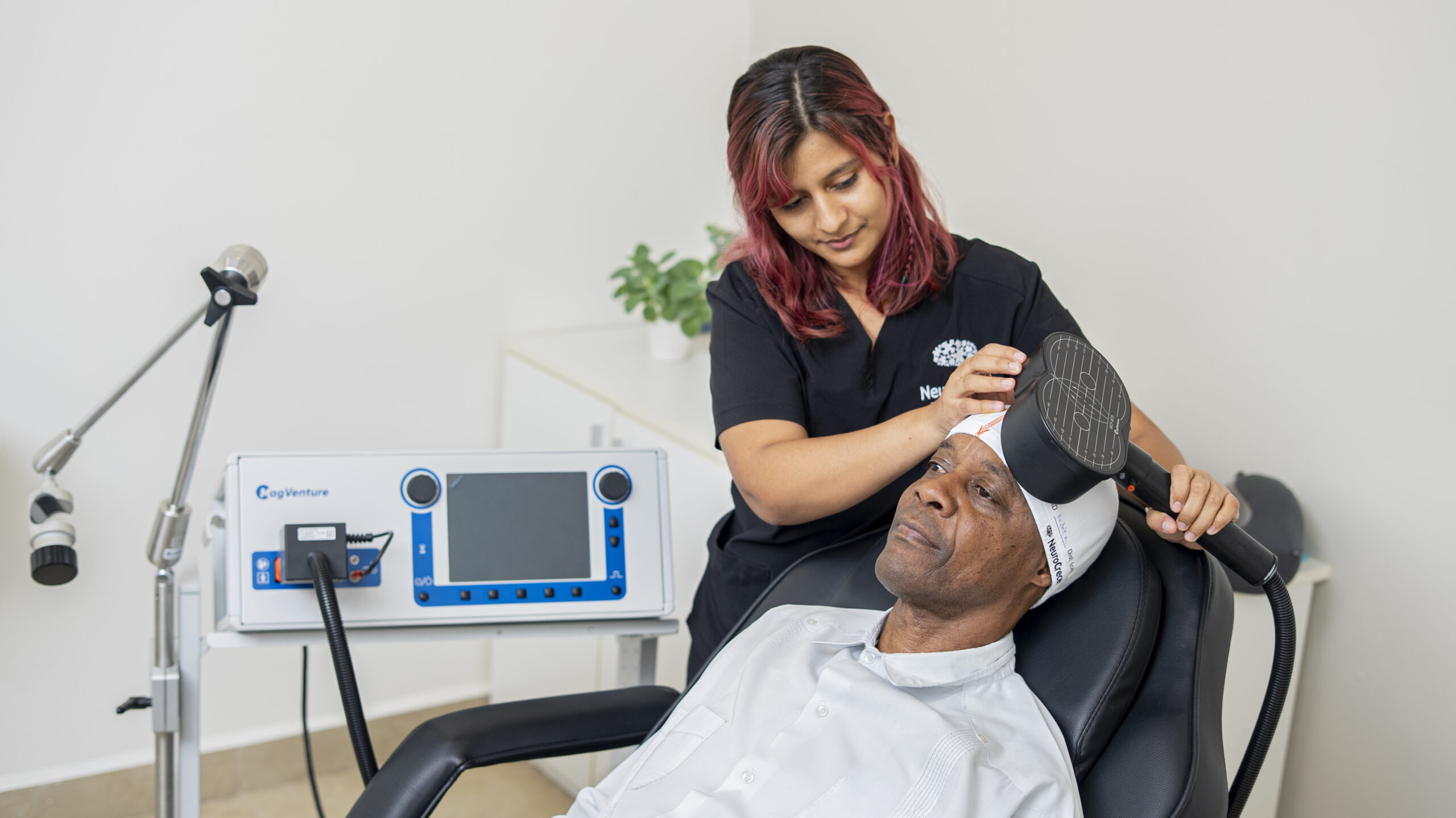TMS para la fibromialgia en Panamá — sesión de estimulación magnética transcraneal con equipo MagVenture aprobado por la FDA en Neurocrecer Braincare